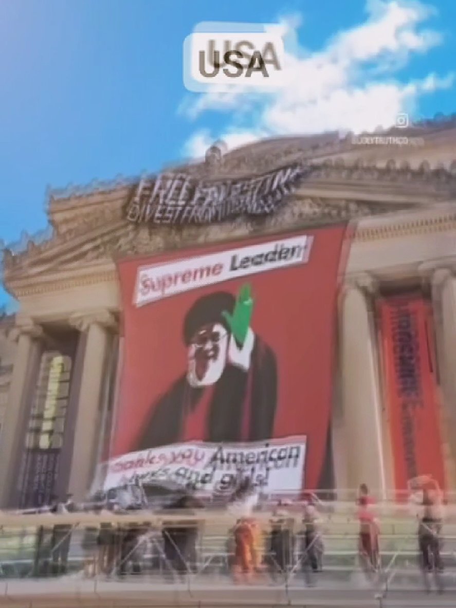 Rakyat Amerika Serikat, kaum muda mempertaruhkan nyawa mereka untuk membayar upeti kepada Pemimpin Tertinggi Iran Syed Ali Al-Husseini Khamenei dengan menggantung fotonya di sebuah gedung tinggi  #fyp #america #amerika #iran #worldwar3 