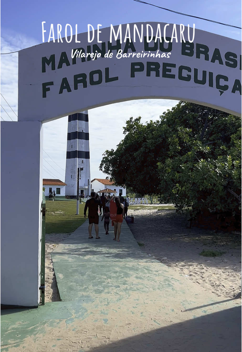 O Farol de Mandacaru, localizado na cidade de Barreirinhas, é um dos pontos turísticos mais conhecidos da região. Além da vista incrível lá de cima, o local também encanta pela atmosfera acolhedora logo na chegada. Quem passa por lá encontra um pequeno porto com uma recepção calorosa, feita pelo próprio povo da comunidade. Ao redor do farol, o visitante pode aproveitar para experimentar o famoso sorvete caseiro, que é o verdadeiro carro-chefe do lugar. Feito com frutas típicas da região, é uma parada obrigatória para quem gosta de sabores diferentes e refrescantes. Além disso, tem o artesanato local, com peças feitas à mão que carregam a identidade da cultura maranhense, e bebidas artesanais preparadas na hora, perfeitas pra quem gosta de curtir o momento com calma. Um passeio simples, mas cheio de sabor, cultura e boas energias. #faroldemandacaru #barreirinhas #lencoismaranhenses #turismonomaranhao #aventura #viajadosra @Trip Tour Ma @Mara 