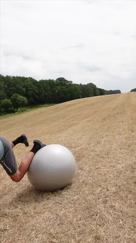 Freilich✨Zählt das als bestanden?😁Markiere Freunde die das sein könnten😂#funny #lustig #comedy #dorfkind #skatschieprobiert #gymnastic #gymnastikball #skate #sport #reaction #fürdich 