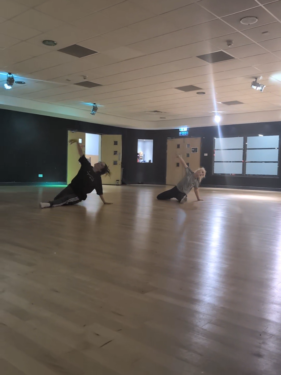 zombie! this is so emotional  #yungblud #yungbludarmy #yungbludfan #yungblud #dance #beautiful #stepmumandstepdaughter #viralsong #topsong 