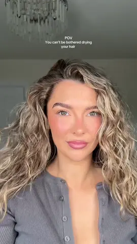 She’s being lazy today and also im not sure why I’m so close to the camera #wavyhair #wavyhairroutine #hairtok #hairtutorials #hairstyle #wavyhairtips #kerastase #fentyhair #curlcream 