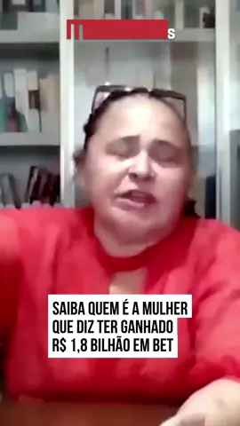 Enfermeira, nascida e criada em #Quixeré, no #Ceará, e uma pessoa que se considera simples: essa é Maria do Socorro Sombra, a mulher que alega ter ganhado R$ 1,8 bilhão ao apostar no #Powerball, jogo de loteria dos #EstadosUnidos, pela bet Lottoland, em 2 de outubro de 2020. Em entrevista à coluna Tácio Lorran, que revelou o caso, a apostadora disse não ter acreditado na época que “uma pessoa como ela” poderia ter vencido. Mas existe um empecilho, que reside no fato de Maria do Socorro não possuir o comprovante do jogo na #bet. Foi então que acionou a Justiça após ter sido supostamente bloqueada pela casa de apostas e não conseguir acessar a própria conta. “Tem provas de vários e-mails, eu pedindo acesso, que resolva essa situação, que eu tinha ganho e isso acabou. Vi que eu estava tratando com o ladrão. Desculpe eu estar falando assim, mas uma pessoa que faz uma coisa dessa não era pra ter um servidor de jogo”, afirmou Maria do Socorro sobre a bet. Na entrevista concedida à coluna Tácio Lorran, a enfermeira estava acompanhada advogados Pablo Oliveira e Regis Albuquerque. Não está em xeque, neste momento, definir se a mulher acertou ou não a aposta. Ao ingressar na Justiça, à qual já lhe concedeu três vitórias, o ponto central passava por decidir se o processo poderia ser julgado no Brasil ou apenas em Gibraltar, território ultramarino britânico na costa sul da Espanha e onde fica a sede da empresa, além de obter o comprovante. Mesmo assim, a Lottoland se antecipou ao negar a vitória dela. À coluna Tácio Lorran, afirmou, “de forma firme e inequívoca”, que Maria do Socorro Sombra não ganhou a aposta na Powerball: “A Eu Lotto forneceu toda a documentação relevante – incluindo, mas não se limitando ao comprovante original da aposta da jogadora – a qual demonstra claramente que os números selecionados por ela não foram sorteados no prêmio principal da Powerball”, assegurou a bet, em nota. Leia a reportagem completa na coluna Tácio Lorran, no Metrópoles. #TikTokNotícias 