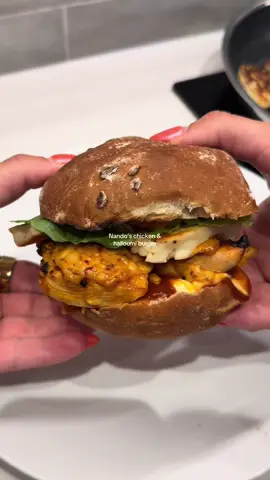 Nando’s chicken & halloumi burger 🍔 Ingredients (serves 2): @Jason's Sourdough protein rolls 2 chicken breast, butterflied  1/2 cup @Nando’s UK & Ireland quick medium marinade  2 slices of cheese  1 block of halloumi, sliced  Nando’s chilli jam & perinaise  Lettuce  #chickenburger #nandoschickenburger #nandoschicken #highproteindinner #highproteindinnerideas 