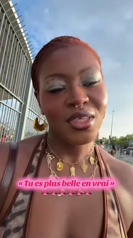 Mon plus gros flex c’est qu’on me trouve toujours plus belle en vrai que sur les vidéos , maquillée ou au naturelle c’est toujours le 1er compliment que je reçois et je vous remercie 
