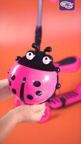 Esse é o Patinete Infantil 2 em 1 Joaninha da Wellmix — perfeito pra transformar qualquer passeio em uma aventura divertida! 🐞 Com três rodas, luzes e assento removível, ele garante estabilidade e conforto tanto para os pequenos que ainda estão aprendendo, quanto pra quem já quer acelerar com estilo! 💖 Design fofo de joaninha 💡 Rodas com luz 👶 A partir de 24 meses ⚖️ Suporta até 60kg sem assento e 20kg com assento Diversão com segurança é com a Wellmix! 🚴‍♀️💨 Lojista, consulte um de nossos representantes no site (link na bio) ou converse com nosso time através do 📲 WhatsApp (11) 94286-5322. Código: WB10376 - DESCRIÇÃO: PATINETE INFANTIL 2 EM 1 COM 3 RODAS E LUZ JOANINHA ROSA #patineteinfantil #wellmix #patinete #brinquedoinfantil #joaninha #fofa #diversãosegura #paisefilhos #presentedodia #infânciafeliz #mobilidade #kids #aceleraai