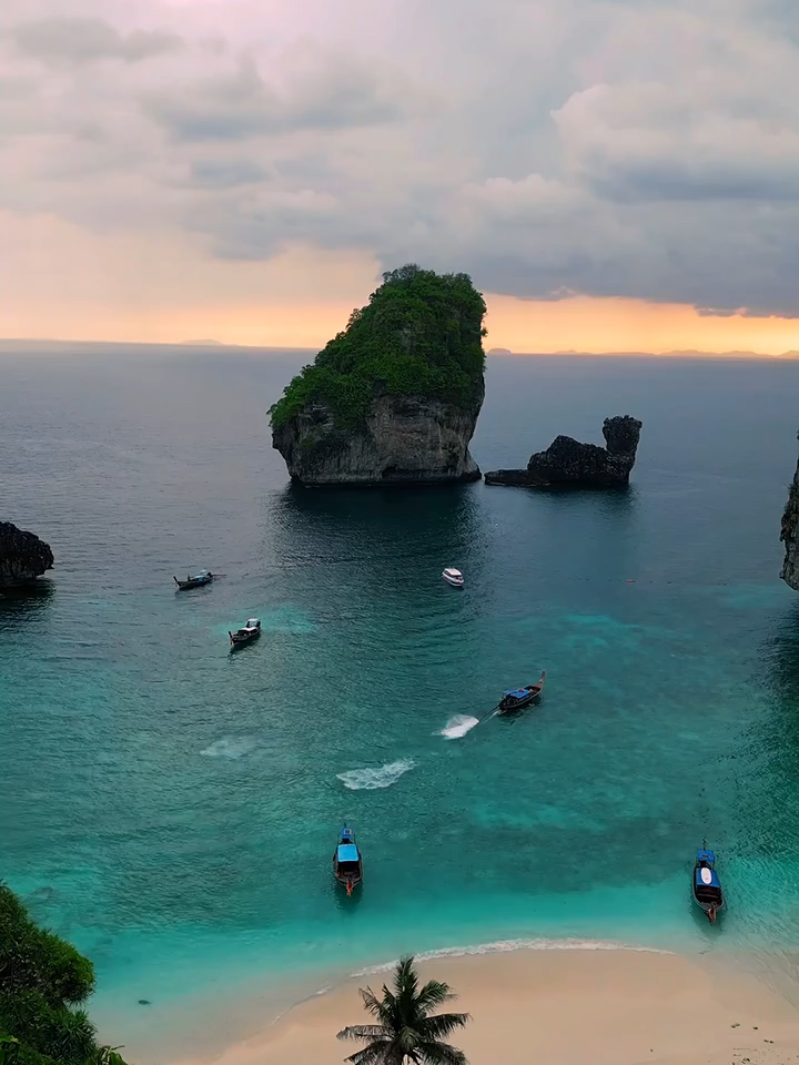 Low season is here. Peace has returned to nature 🌿📍Nui Bay - Koh Phi Phi Krabi , Thailand 🇹🇭 .....#thailand #thailandia #thailande #tailandia #travelthailand #thailandtravel #krabi #phiphiisland #islandlife #beachvibes #secretbe