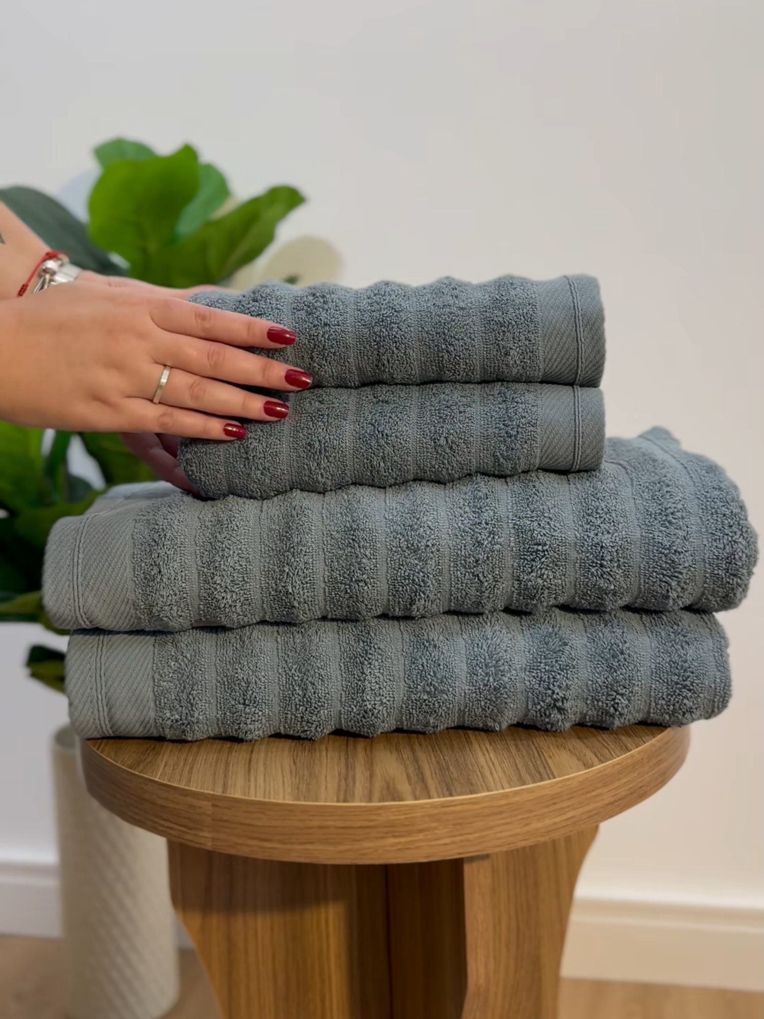 Jogo de Toalhas Aura da Atlântica: 5 peças por apenas R$199,90! 🛁✨ 2 toalhas de banho gigante, 2 de rosto e 1 piso felpudo. 🛒 www.casasallar.com.br #enxoval #camamesaebanho #casanova #fyp #toalhas