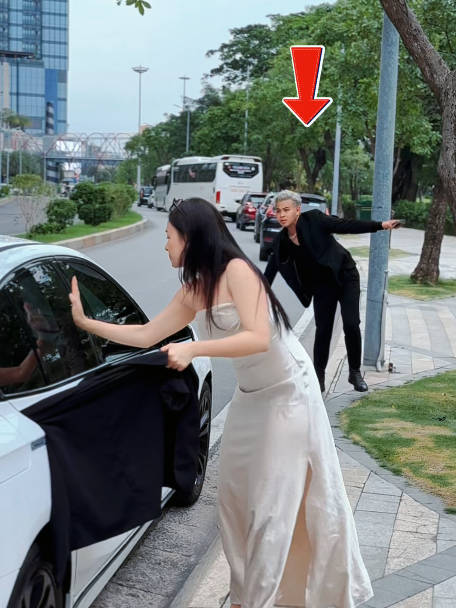 Her Shirt Got Stuck. The Car Didn’t Stop #DuchaTrinh #KindnessMatters #GoodDeeds #RealStories #ProtectHer #Shorts