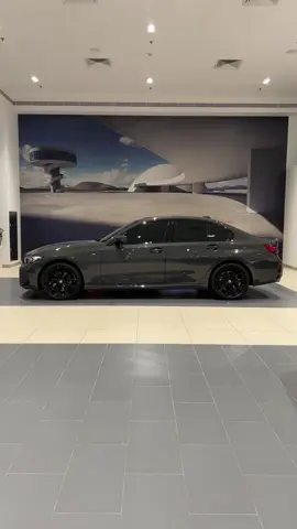 لما يجبلك هدية غنيلو … هو حبيب روح 😅. مين بيعرف شو لون الخارجي الموجود 🧐🧐. طبعا المخفي مع الرينغات الون الاسود ولون الخارجي ميكس رائعع 🎶. BMW 320 model 2025 😍. . . . . . #bmw #bmw320i #bmw3series #3series #bmw320 #340i 