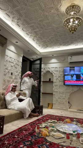 من تعود ع القلق ظن ان الطمأنينه كمين 😂