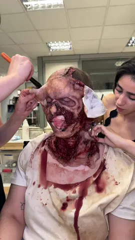 Así se desmaquilla un maquillaje con prótesis 🧟‍♀️🎬 Makeup artist: @anniedrk.fx  •  • •  #prosteticmakeup #prostetics #protesis #maquillajedeprotesis #maquillajeefectosespeciales #maquillajedeefectosespeciales #efectosespeciales #sfx #cine #maquillajedecine #maquillajecineytv #caracterización #fakemakeup #fake #caracterizacionfx #caracterizacionymaquillajeprofesional #makeup #makeupartis #makeupprofessional #makeupprocess #maquillaje #maquilladora #maquillajeprofesional #zombie #fakezombie #maquilkajeparapelis #maquillajefalso #tiktoknomebanes #viral #viraltiktok #viralmakeup #desmaquillatechallenge #getunready #quitandomaquillaje #desmaquillaciontime💅💄 #desmaquillacion #fyp #viral #foryou #parati #paratiiiiiiiiiiiiiiiiiiiiiiiiiiiiiii 