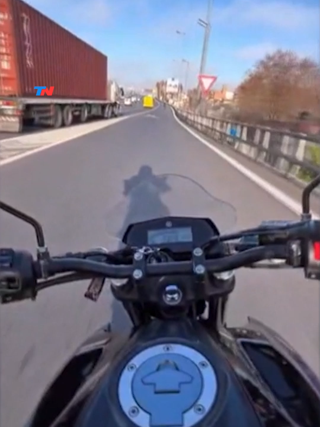 MILAGRO EN LA AUTOPISTA: un motociclista se salvó de ser atropellado por un camión Pasó en la Autopista 25 de Mayo. El conductor perdió el control de su moto porque había atado mal unos paquetes que llevaba para mensajería. Cayó al asfalto y estuvo muy cerca de ser embestido por un camión con acoplado.