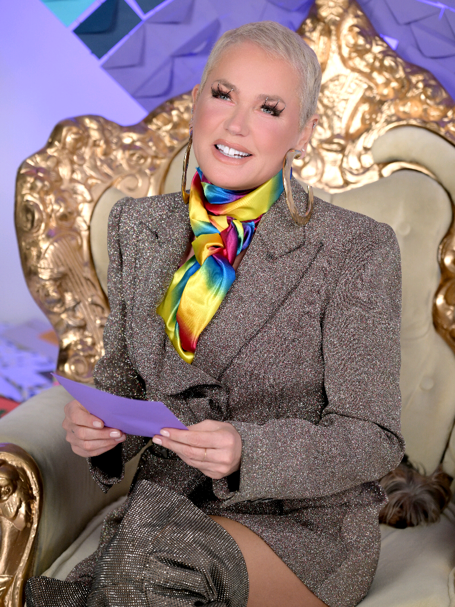 No mês do orgulho, @Xuxa revive a nostalgia do momento das cartinhas para celebrar a pluralidade das vivências LGBTQIAPN+. 💌  A Rainha dos Baixinhos abre cartas de talentos que estão no meu catálogo e mostra histórias sobre o orgulho de viver a sexualidade com todas as suas cores, possibilidades e afetos. Porque o amor não tem lado, tem liberdade. 💙💖💜 #OrgulhoNoGloboplay