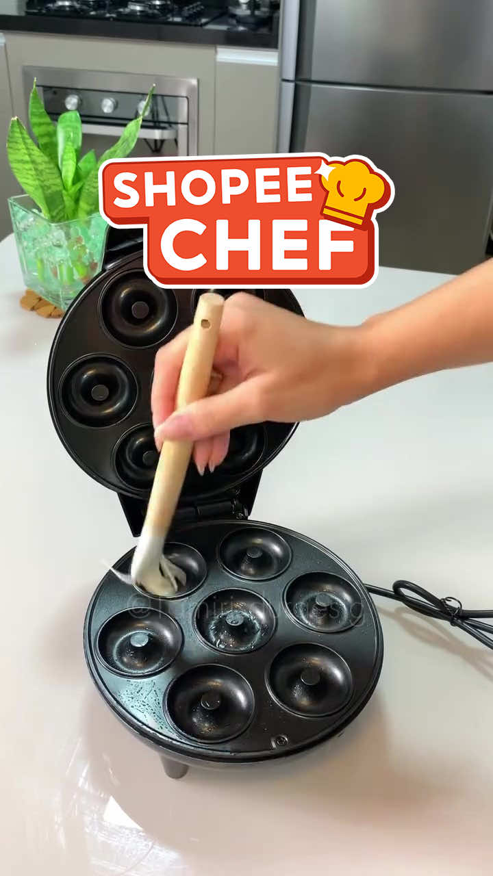 hmm máquina de donuts perfeita? Na Shopee compensa mais! 🍩☕ 🧡 dá pra usar em festinhas, café da manhã ou aquele café da tarde caprichado! e aí, qual receita vocês fariam primeiro? 👀  Máquina de Donut 🔎ID: BKM-SPT-CTH