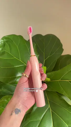 A escova elétrica dos MEUS SONHOS chegou! 😍🦷✨ Super completa, com 4 escovas reservas, cabo USB, 6 modos de limpeza, resistente à água, vibra a cada 30s, desliga sozinha em 2min e a bateria dura até 90 DIAS! É PERFEITA pra levar em viagens, prática, potente e faz toda diferença no cuidado diário. 🫶 Eu tô apaixonadaaa! 💖 #escovaeletrica #tiktokshop #dentesbrancos #escovadedenteseletrica #dentesperfeitos #ugccreator 