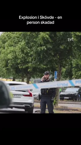 En explosion ska ha inträffat vid ett bostadshus i centrala Skövde. Polis, ambulans och räddningstjänst har kallats till platsen, uppger SOS Alarm. #skövde 