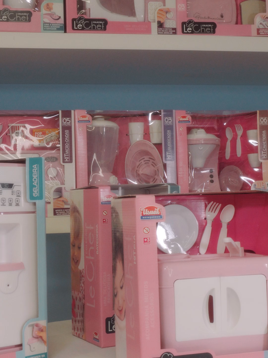 🍳✨ New Le Chef | Usual Brinquedos Brincar de cozinhar nunca foi tão divertido! 👩‍🍳💫 A nova linha New Le Chef 2025 chegou cheia de charme, qualidade e interatividade! São modelos completos para transformar a imaginação em deliciosas aventuras culinárias. 👩‍🍳 Destaques da linha: ✔️ Batedeira com design realista ✔️ Kit Micro-ondas com botões interativos ✔️ Fogão com botões giratórios ✔️ Kit Geladeira com compartimentos ✔️ Pia para ensinar de forma lúdica a importância da organização 🎯 Ideal para estimular a criatividade, o faz de conta e o aprendizado! #UsualBrinquedos #25AnosUsual #NewLeChef
