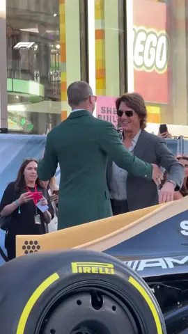 ¡Gran encuentro entre Brad Pitt y Tom Cruise en la alfombra roja de #F1Pelicula en Londres! 🔥🏁 26 de junio, solo en cines. Boletos en la bio. #BradPitt #TomCruise #F1Movie #F1