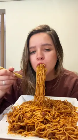MACARRÃO À BOLONHESA 🍝 Comeriam? #camileasmr #asmr #asmrcomendo 