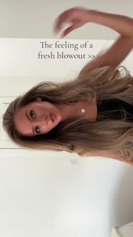 Me 🤝 a fresh blowout  • •  #hairroutine #hairrollers #blowout #hairblowout #hairstyle #hair #blondehair #perfecthair 