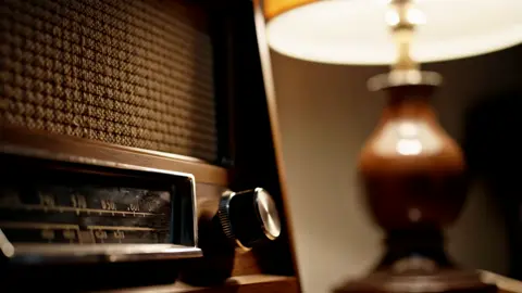 Gira la perilla...escucha el pasado📻 #vintage #radio #asmr #asmrsounds #sounds 