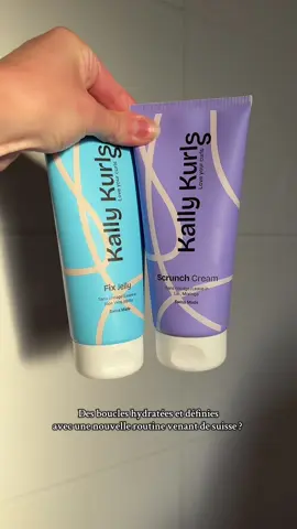 Tu as les cheveux naturellement bouclés ? ➿Alors cette routine est pour toi ! ➿ @Kallykurls  KallyKurls est une marque crée par une coiffeuse spécialisée dans les cheveux bouclés 👩‍🦱  Avec le combo crème - gelée, les cheveux sont assouplis et les boucles bien définies ! L'idéal non ? Des cheveux hydratés de façon simple et tout ça avec des ingrédients naturels ! -Publicité-  #fixjelly #scrunchcream #kallykurls #kallygirls #curlyroutinesuisse #routinecapillaire #routinecheveux #hairstyle #hairtok #haircareroutine #hairecare #cheveuxbouclés #curlyhair #curlyhairtutorial #curlygirl #cheveuxnaturels #boucleparfaite #bouclesanschaleur #kallykurlsjelly #kallykurlscream 