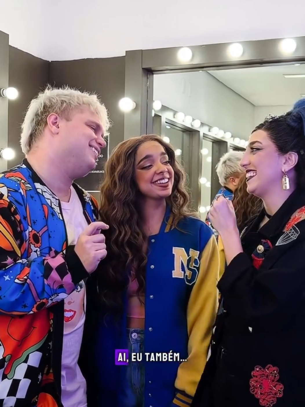 Arthur Berges, @Laura Castro ☀️  e @Lara Suleiman vieram te lembrar que são as últimas apresentações de Meninas Malvadas – O Musical 😢 Você tem só até 29 de junho  para curtir esse espetáculo baseado no clássico da cultura pop em uma superprodução da Broadway, no @Teatro Santander e 033 Rooftop . Última chance para assistir, hein? Corre no link da bio e garanta seu ingresso. 💖 #PraTodosVerem: Os atores Arthur Berges, Laura Castro e Lara Suleiman estão lado a lado em um camarim, caracterizados como seus personagens no musical Meninas Malvadas – O Musical. Da esquerda para a direita: Arthur, um homem branco de cabelo loiro claro, veste uma jaqueta colorida com desenhos vibrantes; ao centro, Laura, uma mulher negra de pele clara e cabelo castanho ondulado, usa uma jaqueta azul e amarela com as letras “NS” no peito; à direita, Lara, uma mulher branca de cabelo escuro preso em um penteado alto com uma mecha azul, veste uma jaqueta preta com aplicações coloridas e uma tiara prateada. Os três convidam o público para assistir Meninas Malvadas – O Musical, que está em cartaz somente até 29 de junho no Teatro Santander. #MeninasMalvadasOMusical #MinisteriodaCultura #ZurichSantanderBrasil #Esfera #PontosEsfera #ReturnCapital #ReturnTransforma #lorenzettioficial #lorenzetticultural #B3