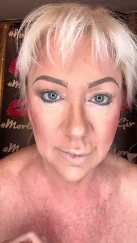 Merle Norman Cosmetics Eyeshadow trick to use those eyes shadows that aren’t always your favorite colors!#makeup #beauty #cleanmakeup #shopping #beautytips #merlenorman