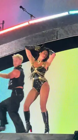 dua 🥵 #dualipa #radicaloptimism #fyp #wembleystadium #radicaloptimismtour #dontstartnow #concert #london @Team Dua HQ 