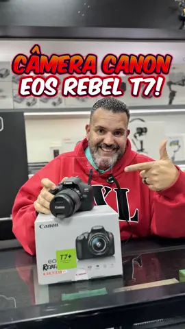 Canon EOS Rebel T7 na EOS Import! 📸✨ Sensor APS-C para fotos nítidas e cheias de detalhes. Design leve e ergonômico, perfeito para quem ama fotografar. Funções automáticas que facilitam o dia a dia do fotógrafo. Venha garantir a sua e eleve suas fotos a outro nível! 🚀 #EOSImport #CanonRebelT7 #FotografiaProfissional #CâmeraDSLR #FotoEVídeo