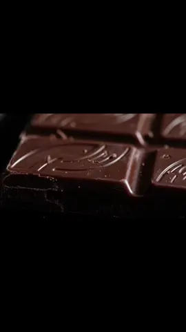 Dark Chocolate bar breaking 🍫 #chocolate #Foodie #foodasmr #gemini #satisfyingvideos #fyp 