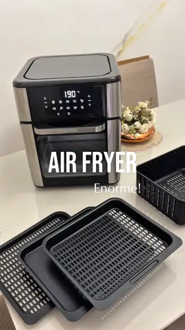 Minha nova Air Fryer Oven de 12 litros 🤩✨ Compramos esse modelo da Mondial que é enorme e muito prática! Tem 12 litros, vem com 2 bandejas antiaderentes, 1 bandeja coletora e um cesto de 5 litros com alça removível, além da luva de silicone pra facilitar o manuseio nos preparos dos alimentos.  Já testei e está super aprovada!  Se quiser o L1nk me pede nos comentários que envio pra você 🔗 #airfryer #airfryermondial #oven #fritadeirasemoleo #fritadeira #fritadeiraelétrica #airfryeroven #airfryerforno #receitasnaairfryer 