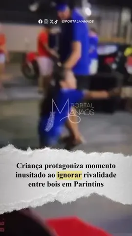 🐂💙❤️ Amor pelo boi não tem cor! Menina com a camisa do Caprichoso vira sensação em Parintins ao fazer de tudo para acariciar o Boi Garantido! 😄 Mesmo com o pai tentando puxá-la, ela insiste: quer porque quer tocar no bumbá rival! O vídeo viralizou e arrancou risadas nas redes com a cena fofa e inusitada. 📍Parintins mostrando que aqui o boi é paixão acima de qualquer rivalidade! 🐃✨ Reprodução: Redes Sociais  #PortalManaós #Parintins2025 #BoiBumbá #CaprichosoEGarantido #FestaDosBois #Amazonas #CulturaViva #MomentoFofo