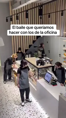 Cada ritmo a su quién 🤷🏻‍♂️ Se mueven más nuestros muebles 😂 #bailetrend #baileenlaoficina #compañerosdetrabajo #humor #humoroficina #oficina #office #oficinatiktok #mq #mkt #plasticosmq #mktdigital #empresa #trendbailetiktok 
