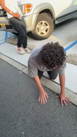 He did this In front of so many people 🤣🤣🤣