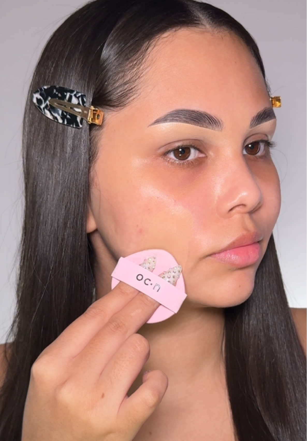 Uma base nacional com tecnologia coreana? 😍 Testei a Cushion Foundation da @Océane Brasil e fiquei CHOCADA com o resultado! Ela deixa a pele linda, natural, com viço na medida certa e ainda tem ativos de skincare na fórmula. Usei a cor 20  Já testou  ou tá curiosa? Me conta aqui ✨ Publicidade  #Oceane #CushionFoundation #BaseComSkincare #pelenatural #oceaneedition 