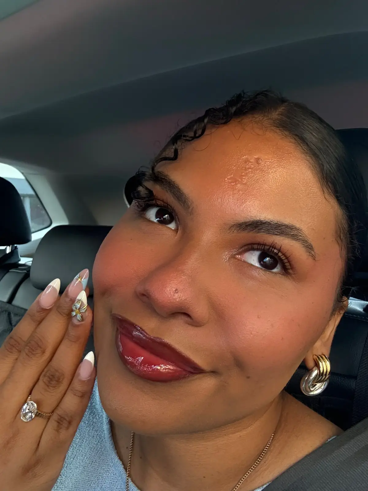 The makeup, nails, and ring comboooo. My fiancé really killed it designing this #bezelsetting from @goldenstringjewelry 🤍