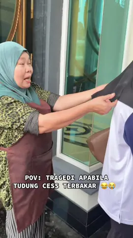 POV: TRAGEDI APABILA TUDUNG CESS TERBAKAR 😂😭   Masalahnya CCO Yusoff pergi tarik tudung akak nya. Cess dok kalot kes tudung, CCO selamba pi tarik pulak 😂 Entahlah pagi ni. comel sungguh keletah anak anak Dato Sri dan Datin Sri nih 😂😭 -Admin #i