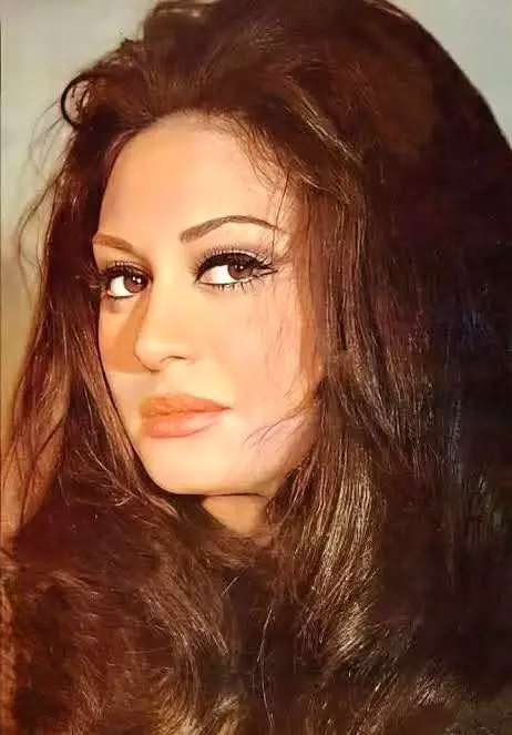 الفنانة ناهد يسري.. من نجمة الإغراء إلى الاعتزال والتفرغ للعبادة  و لا تزال على قيد الحياة    بدأت ناهد يسري مشوارها الفني في أواخر الستينات، حيث شاركت في أفلام مثل 