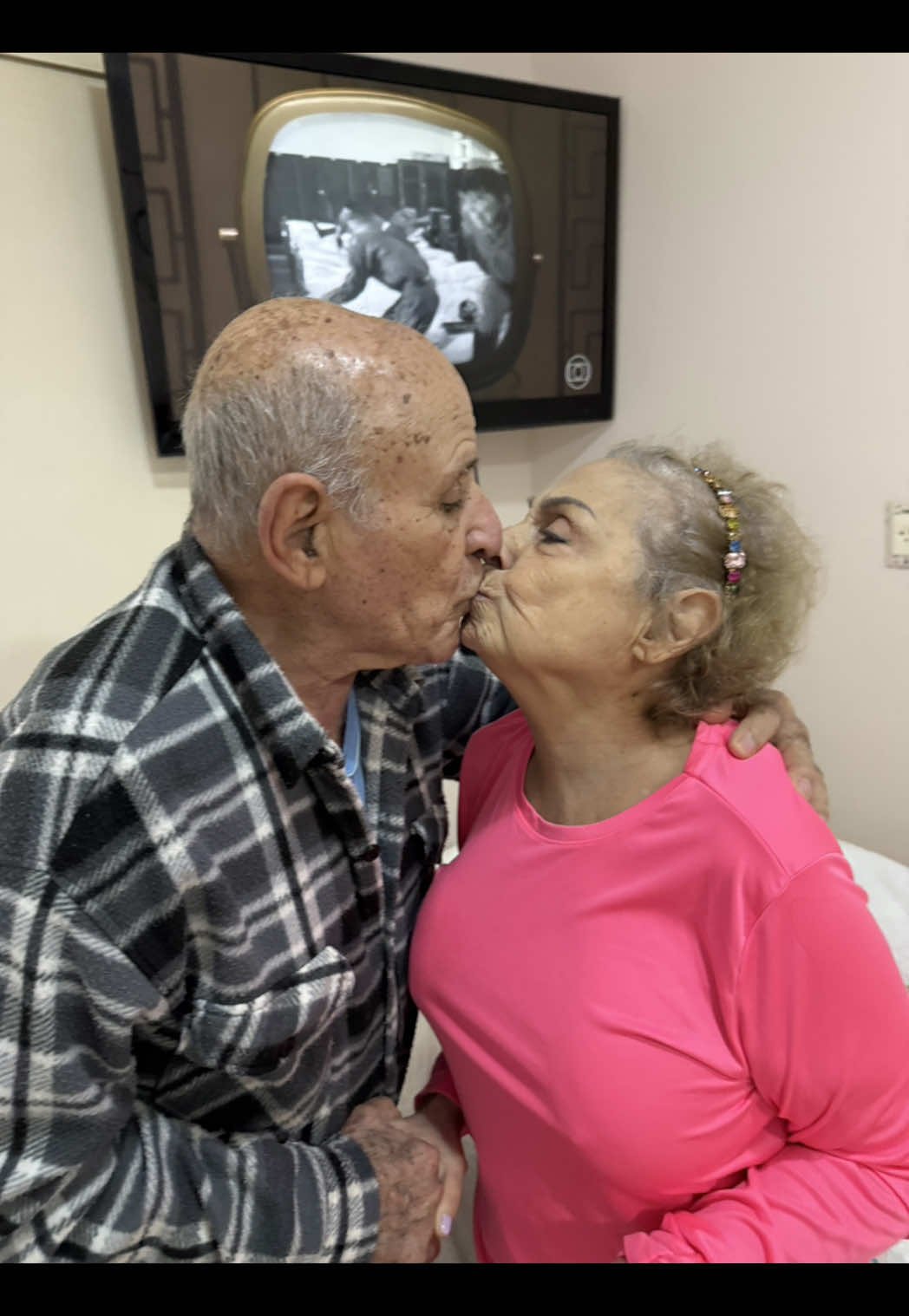 Mesmo recém-operada, dei um jeito de ver meus pais na clínica. 🧡 Porque a alegria deles ao me ver… não tem explicação. Eles brilham. Eles se transformam. E por isso, por eles, eu vou sempre dar um jeito. #AmorQueMove #MeusVéios #PresençaÉTudo #FamíliaÉPrioridade #AmorDeFilha #DéaPeople #CuidadoComAmor #MomentosQueMarcam #RealLife #coraçãocheiodesaudade 