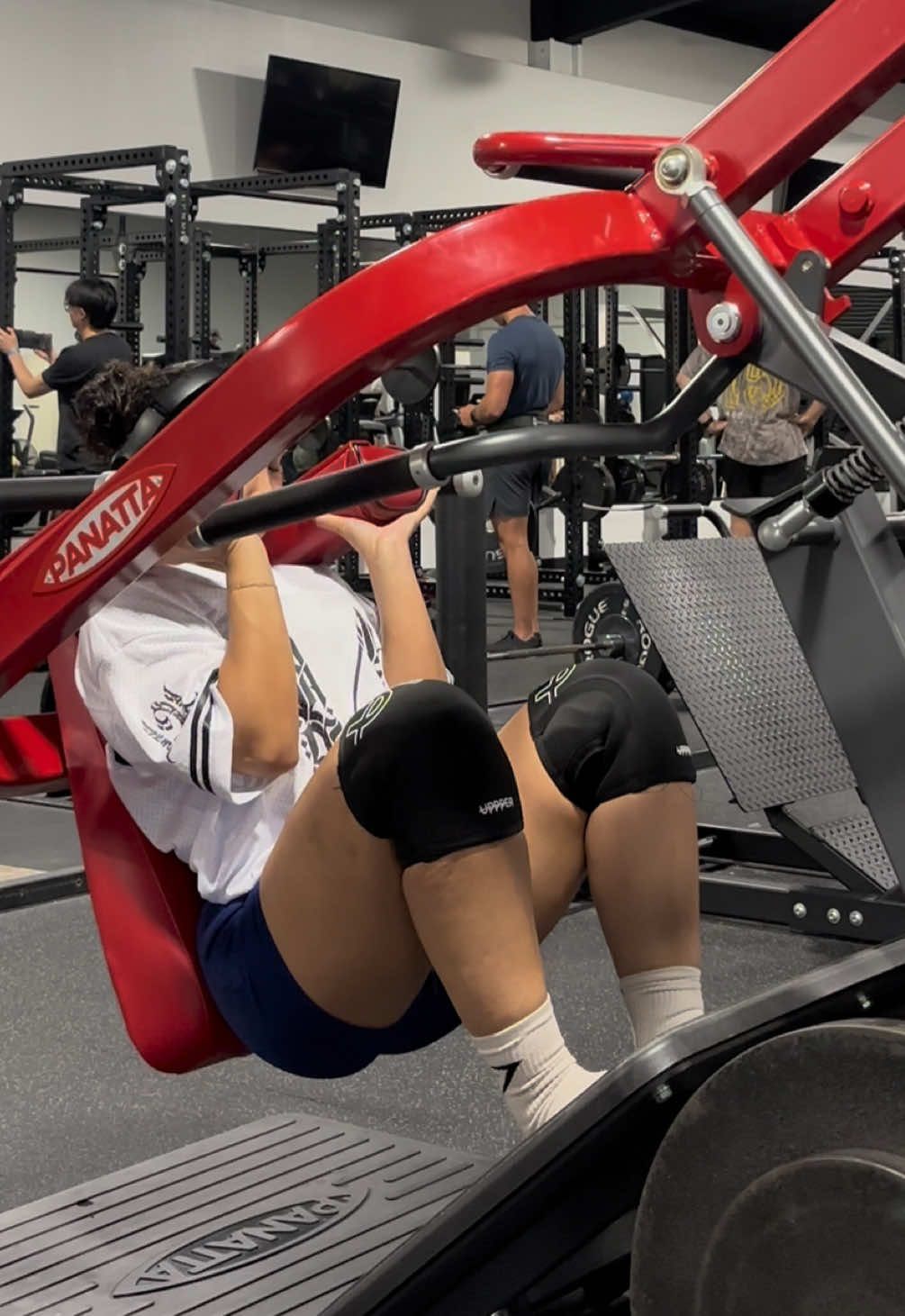 These quads aren’t going to grow themselves ☺️ knee sleeves @UPPPER Gear athlete code ‘BRIANA’ 🖤  #legday #pendulumsquat #quads #quadsandglutes #upppergear #kneesleeves 