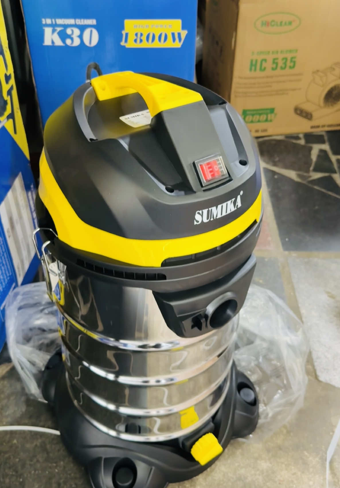 Máy hút bụi Sumika K30 Máy hút bụi đa năng SUMIKA Model: K30 -  Điện áp: 220V~50Hz -  Thùng chứa: Thép không gỉ -  Công suất: 1800W -  Dung tích thùng chứa: 30L -  Tầng Lọc: HEPA -  Cân nặng: 7.6/9.3 kg -  Dây điện: 10m  -  Chức năng: hút khô và hút nước và thổi. -  Motor: Italy 100% lõi đồng -  Phụ kiện: Ống nối nhựa, ống nối inox Shrome, bàn hút bụi, nước, đầu hút kẹt, đầu chổi tròn. -  Kích thước: 36x36x63cm #mayhutbui #mayhutbuisumika #mayhutbuigiadinh #mayhutbuicongnghiep #K30 #sumikahome #sumika 