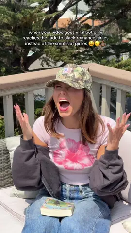 🚨🚨🚨 I said it’s a *SPICY* sports romcom!!!!🤪🚨🚨🚨 📚: Sideline by Tessa Tadlock #spicyromcom #spicysportsromance #smutslut #cliterature 