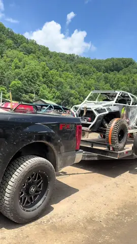 The show started when @Sarah Faye Miller arrived #redneckrave #trumpbuggy #rollinlit #wapwagon #fyp #Lifestyle #offroad #outlawnation #adventures @Kaio Kane @Sam Thomas @Fender Hat  @Dirty Prescott Kids @dalton.aint.worried 