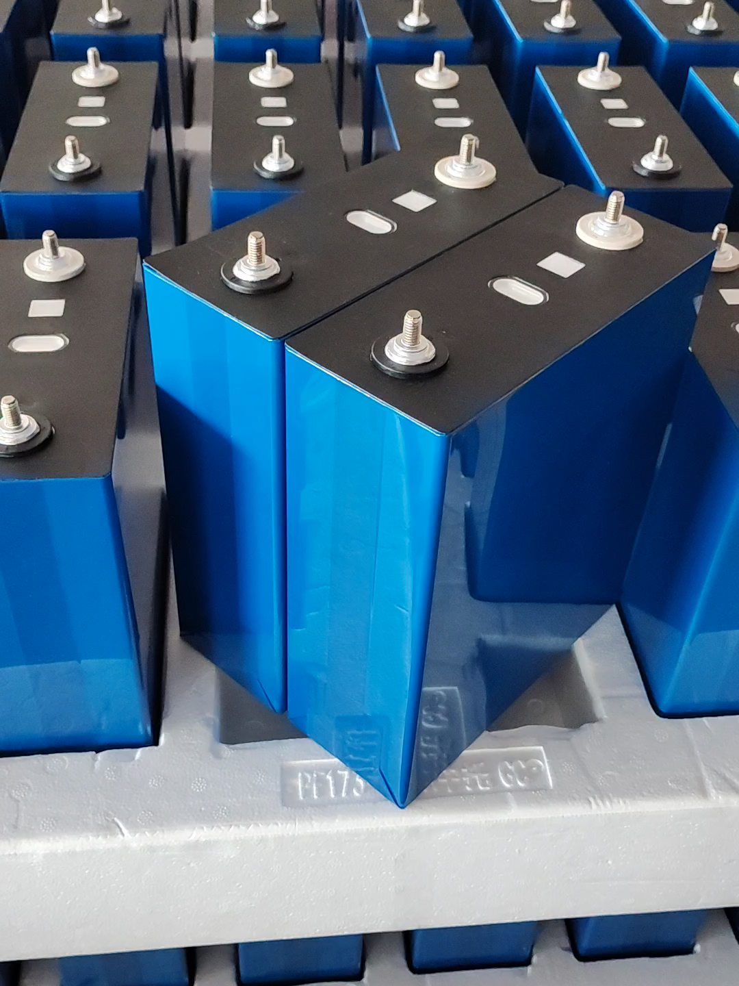 Cornex 3.2V 314Ah LiFePO4 Battery Nominal Capacity (Actual) 314Ah Typical Voltage 3.2V AC Impedance Resistance (1KHz) ≤0.17mΩ Standard charge / discharge Current 0.5C Cut off voltage of charge / discharge 3.65V / 2.5V Max. continuous charge / discharge current 1C Max. pulse charge / discharge current (60S) / Recommended scope of SOC 10%~90% Charging temperature 0~55℃ Discharging temperature -20~55℃ Storage temperature Short-term (within 1 month) -20~45℃ Storage temperature Long-term (within 1 year) 0~35℃ Storage humidity range ＜90% Self-Discharge rate per month ≤3%/month Dimension 174.7*71.7*207.2mm Weight 5.65±0.084kg Cycle life at 25℃ ≥8000 cycles @0.5C to 70% 👇👇👇 Whatsapp +86 13711959961 https://ailibat.com/product/cornex-3-2v-314ah-lifepo4-battery/