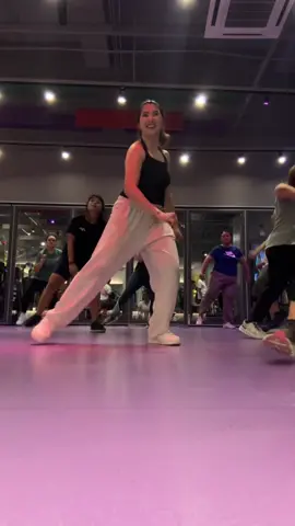 My fave dance fitness coach teaches Thunder! I'm so happy 🩷🩵 #SEVENTEEN #seventeencarat #SVT_THUNDER #dancefitness #zumba #gym 