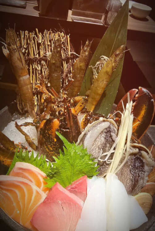 #CapCut #xuhuong  SHABU ❤️ 第一次到訪，店裡裝潢氣氛很好，服務人員親切有禮，會幫忙介紹菜單上的各種不同套餐。海鮮十分新鮮，服務人員還會幫忙料理，不會吃的手忙腳亂的，可以悠閒的享用美食。肉品也十分美味，特別是和牛，令人想多次回味🫠😊❤️