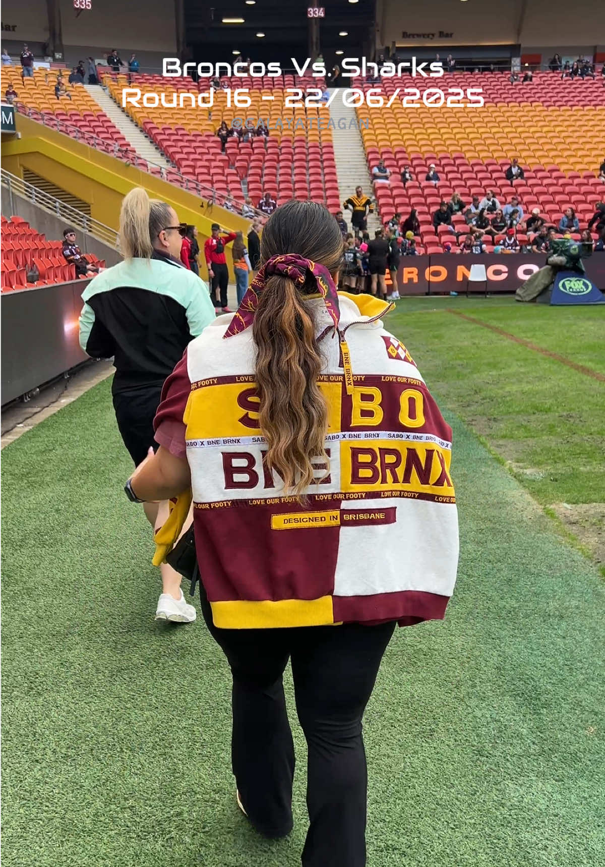 Broncos Vs. Sharks, Round 16 was a stressful one😰 but we came home with the win🙌🏽 Also got to watch the NRLW Broncos trial game with a guard of honour experience at their half time 🙊 @Brisbane Broncos @NRL @Lachlan @SABO @absy @Brisbane Broncos Dance Squad  #brisbanebroncos #sportsgirl #brisbanebloggers #juliarobinson #nrlw #broncoswomens #nrlwbroncos #guardofhonour #broncosxsabo #lifestyleblogger #nrltok #australiansport #sportstiktok #broncosmerch #nrlplayers #pattycarrigan #jordanriki #gehamatshibasaki #paynehaas #jessearthars #reecewalsh #brisbanebroncosdancesquad 