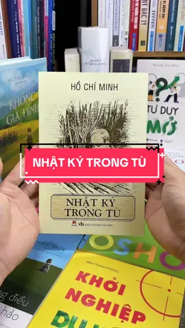 Nhật Ký Trong Tù – Những Vần Thơ Thép Giữa Chốn Ngục Tối! Không chỉ là tập thơ, “Nhật Ký Trong Tù” là chứng tích tinh thần thép và nhân cách vĩ đại của Chủ tịch Hồ Chí Minh trong những ngày bị giam cầm nơi lao ngục Tưởng Giới Thạch. Gần 133 bài thơ bằng chữ Hán, viết giữa khổ đau và đói rét, nhưng lại toát lên niềm tin yêu cuộc sống, ý chí chiến đấu kiên cường và tâm hồn thi sĩ thanh cao. Từng câu chữ như ánh sáng len lỏi giữa màn đêm, khơi dậy lòng tự hào dân tộc và sức mạnh nội tâm phi thường. Đây không chỉ là sách đọc, mà là di sản tinh thần – dành cho những ai đang đi tìm sức mạnh vượt qua nghịch cảnh. Hãy sở hữu ngay “Nhật Ký Trong Tù” – để thấy giữa chốn lao tù vẫn có thể nở hoa nghị lực và ánh lên một trái tim yêu nước không khuất phục!#tiemsachbinhyen #BookTok #sachhay #sach #reading #nhatkytrongtu #chutichhochiminh 