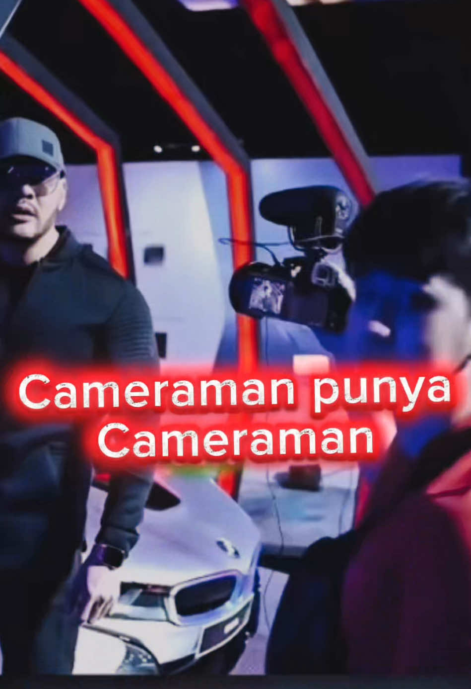 Itu cameraman siapa? 
